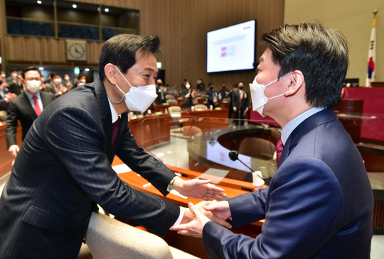 오세훈 국민의힘 서울시장 보궐선거 후보(왼쪽)와 안철수 국민의당 대표가 24일 서울 여의도 국회에서 열린 국민의힘 의원총회에 참석, 인사하고 있다.[사진=연합뉴스]